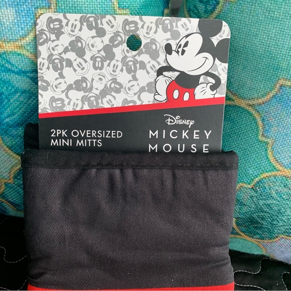 Disney Mickey Mouse Oven Mitts NEW - Picture 3 of 8
